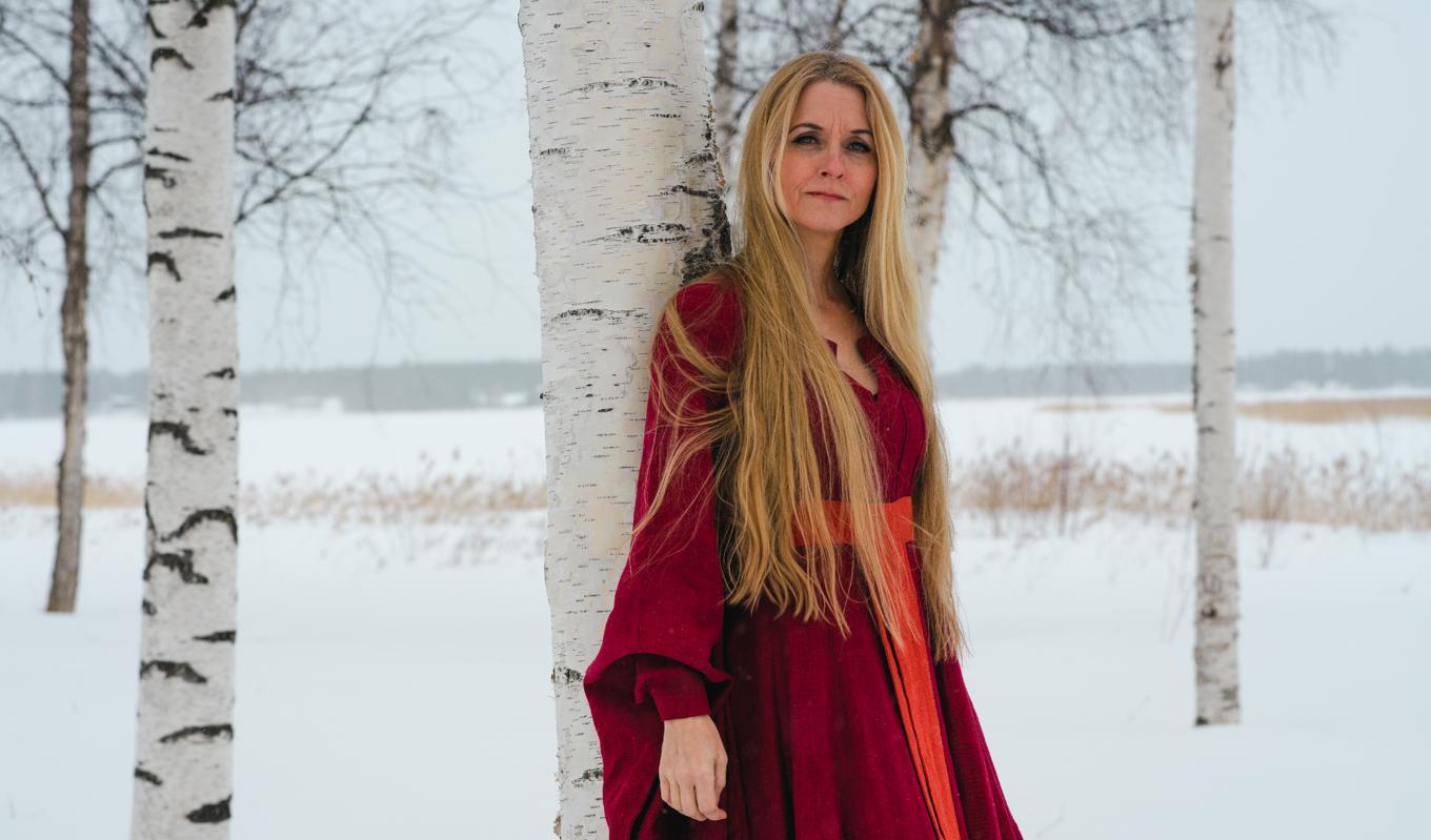 Med rötterna i folkmusiken och med en förkärlek för crossover och alternativa scener är Carina Henriksson en genrefri operasångerska och scenartist, som i dag är verksam i Norrbotten. Foto: Mattias Löw