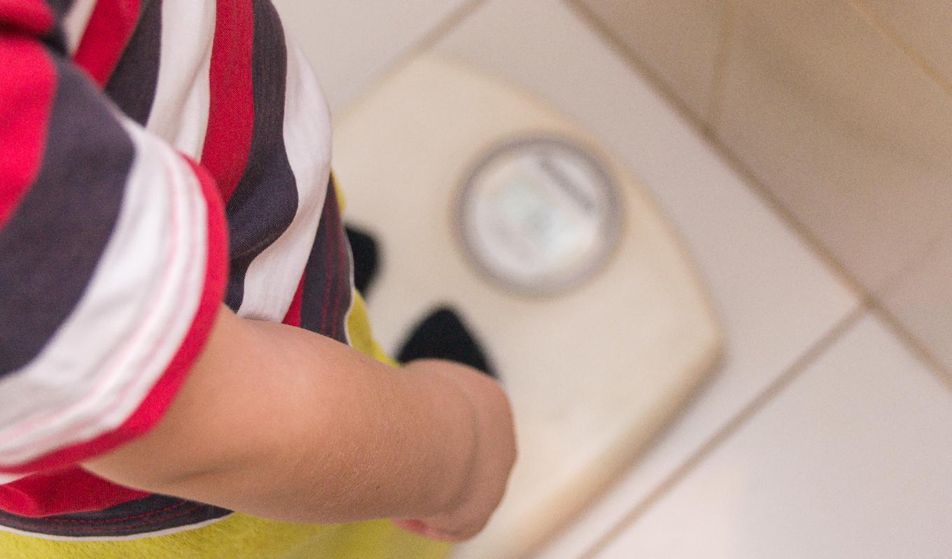 Allt fler barn har från tidiga år problem med övervikt och obesitas. Nu efterfrågas en nationell handlingsplan där hänsyn tas till flera faktorer. Foto: Shutterstock