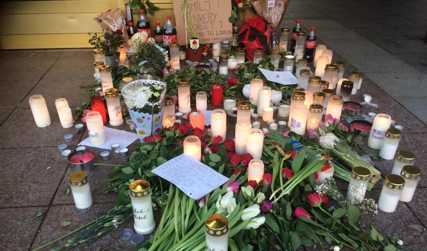 På bilden syns blommor och tända ljus utanför McDonald's i Vällingby nordväst om Stockholm där en man sköts ihjäl på nyårsafton. Foto: Tony Lingefors