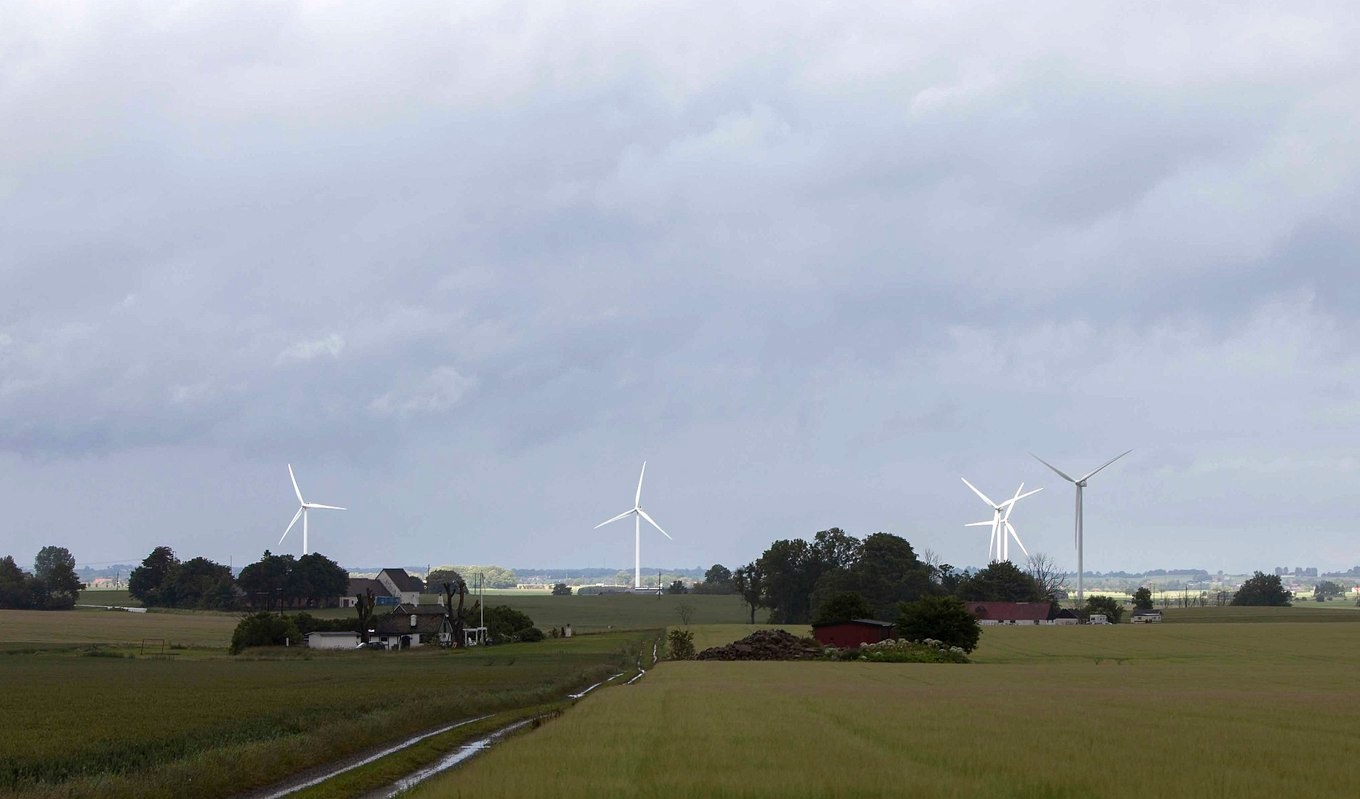 Klimat- och miljöminister Romina Pourmokhtari (L) och Centerns partiledare Moharem Demirok debatterade om vindkraft och grön omställning i P1:s Morgonstudio i onsdags. Foto: News Oresund (CC BY 2.0)