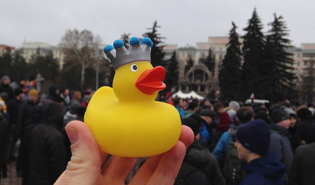 En 26-årig thailändsk man döms till två års fängelse efter en avbildning av en gul anka, vilken sägs förolämpa landets kung Rama X. Foto: Daggets (CC BY-SA 4.0)