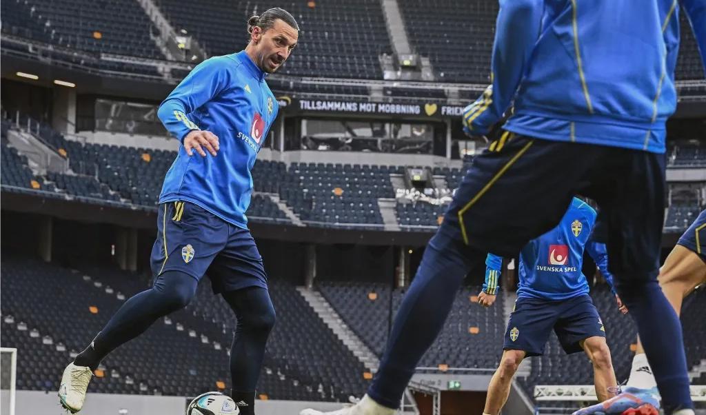 Veteranen Zlatan Ibrahimovic, 41 år, är tillbaka i det svenska fotbollslandslaget igen. Här tränar han med laget på Friends arena i Solna.Foto: Jonas Ekströmer/TT