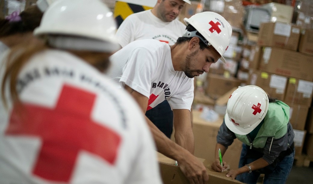 Röda korset meddelar att man tvingas säga upp 1 500 anställda det kommande året. Foto: Carlos Becerra/Getty Images