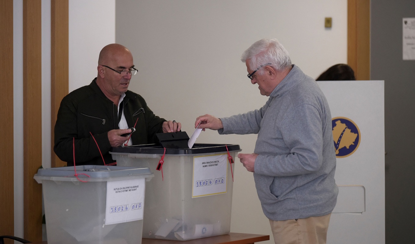En man lägger sin röst i en vallokal i norra Mitrovica, som till största delen befolkas av den etniska serbiska minoriteten, i samband med kommunalvalet i norra Kosovo den 23 april 2023. Foto: Armend Nimani/AFP via Getty Images