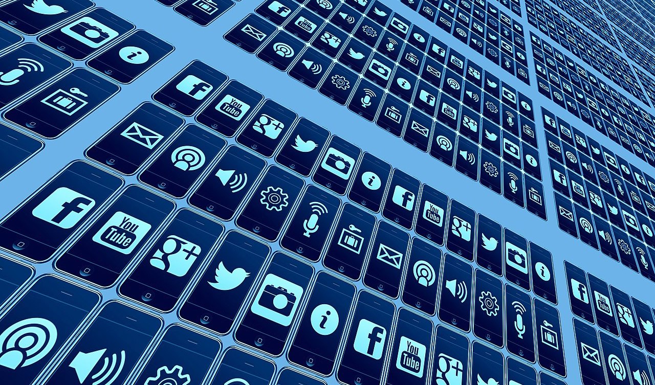 Chat Control skulle ge EU rätt att tvinga nätleverantörer att scanna av EU-medborgares personliga chattloggar och privata information på sociala medier. Foto: Geralt (CC0 1.0)