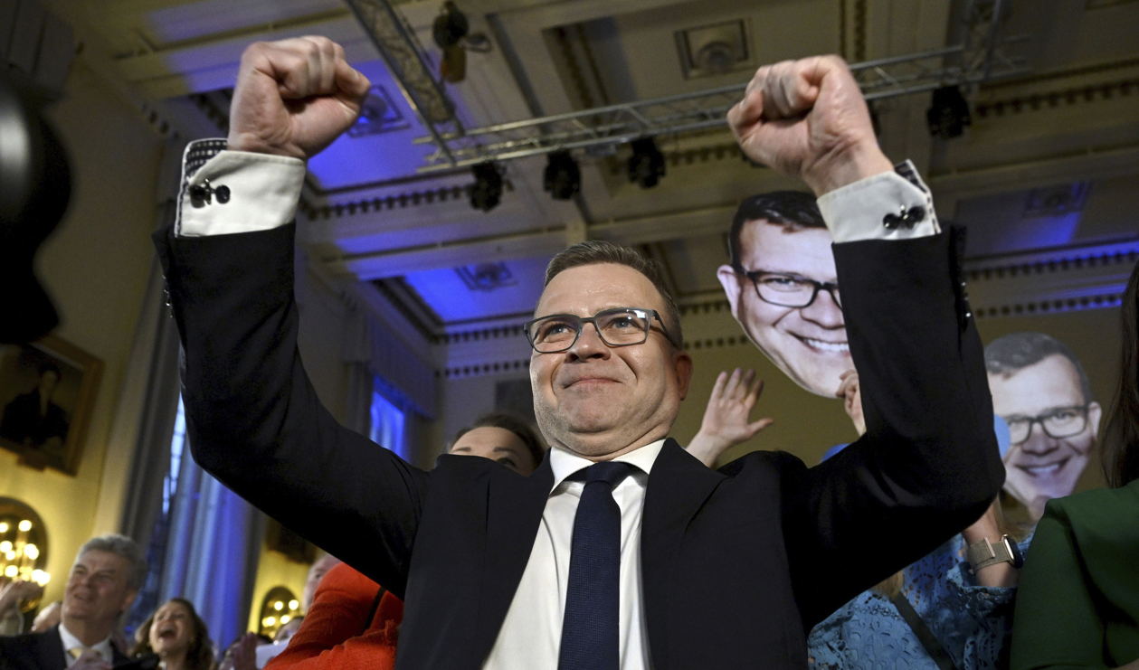 Samlingspartiets partiledare Petteri Orpo jublar på valvakan. Foto: Antti Aimo-Koivisto/AP/TT