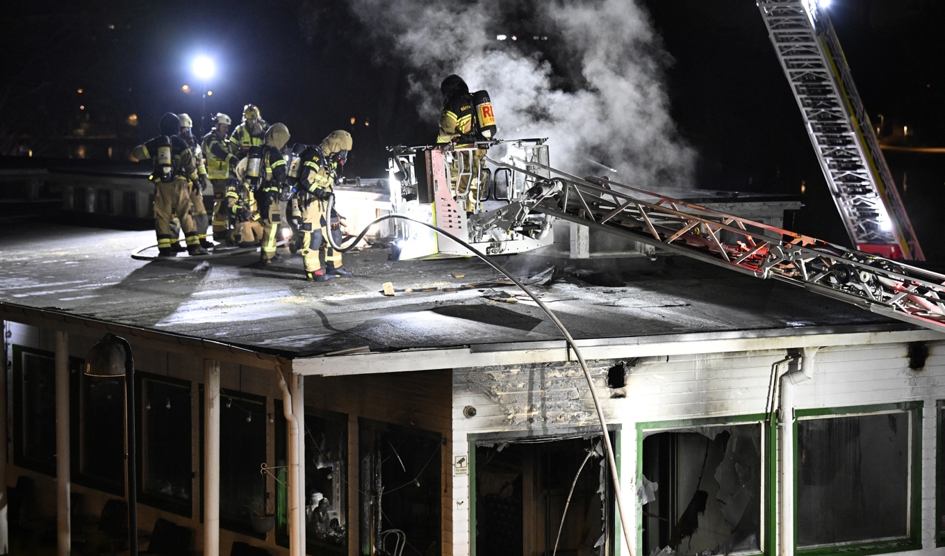 Polis och räddningstjänst på plats vid Margaretapaviljongen i Pildammsparken i centrala Malmö vid en brand tidigt på måndagsmorgonen. Foto: Johan Nilsson/TT