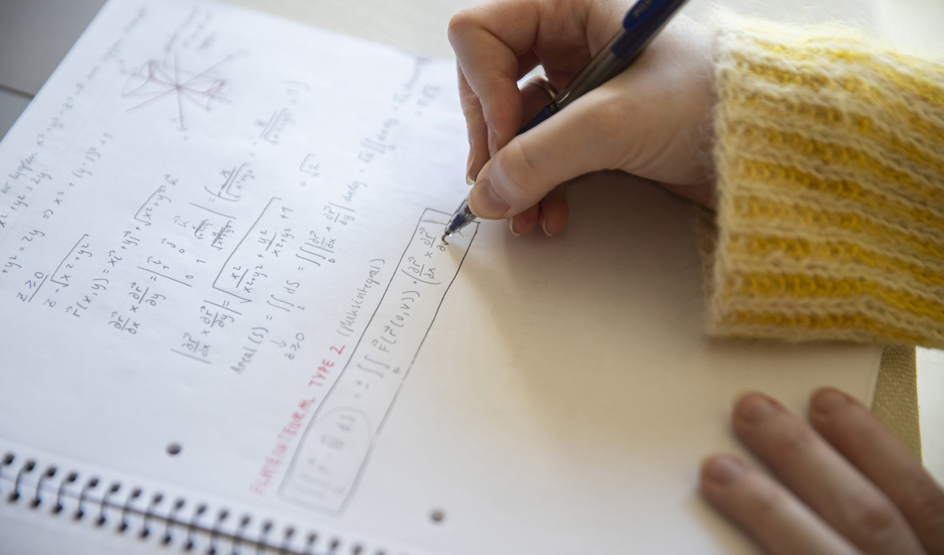 Många vill nyttja studieomställningsstödet och sätta sig i skolbänken igen. Arkvbild. Foto: Berit Roald/NTB/TT