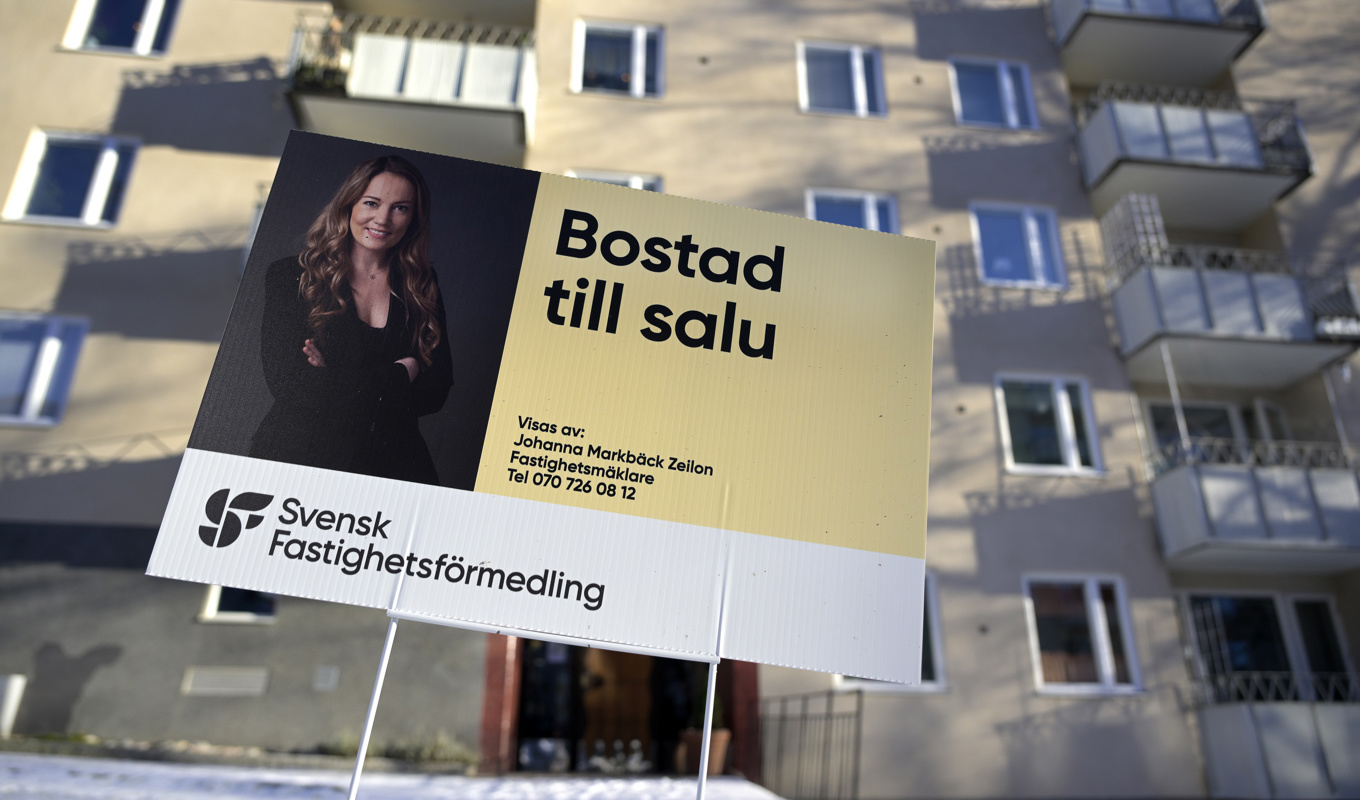 En till salu-skylt utanför ett bostadshus. Arkivbild. Foto: Janerik Henriksson/TT