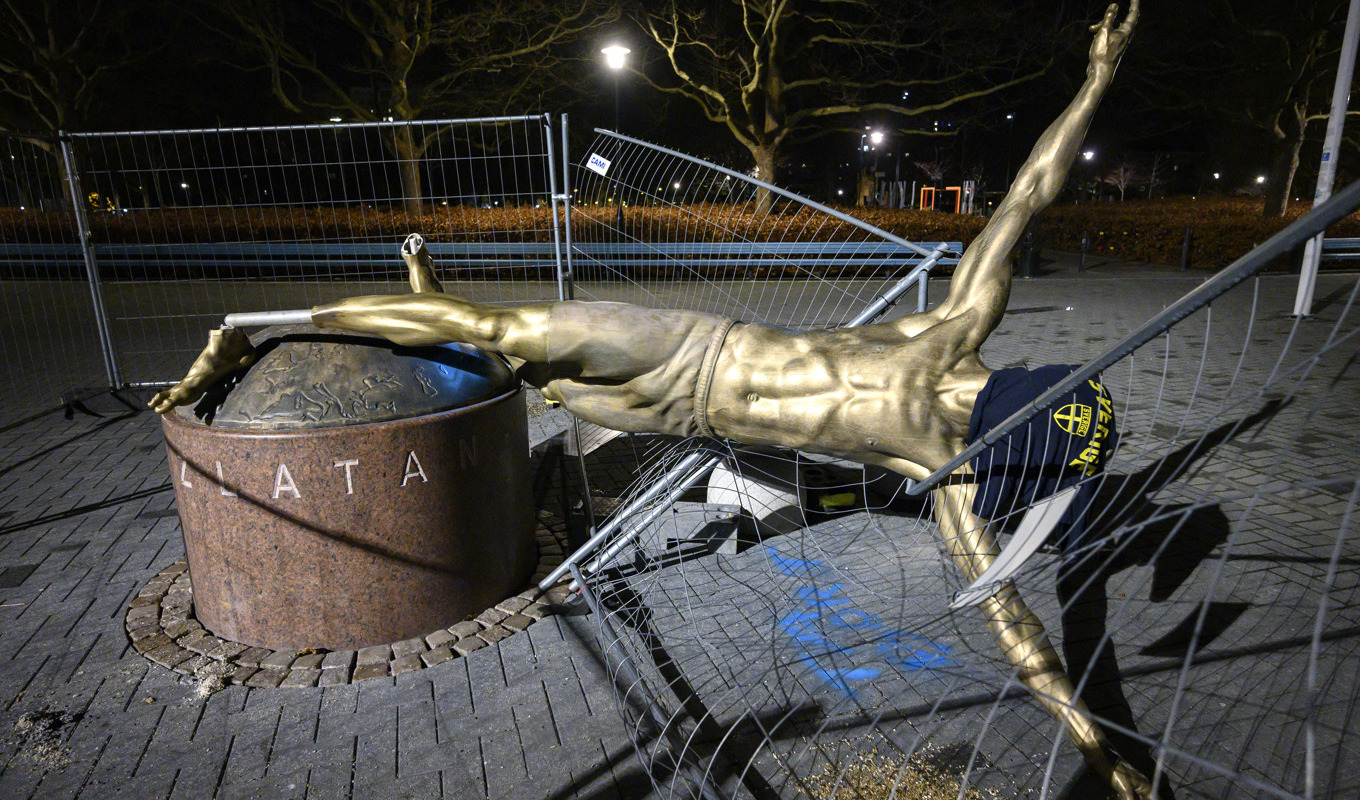 Statyn av Zlatan Ibrahimovic på Stadiontorget i Malmö sågades ner januari 2020. Arkivbild. Foto: Johan Nilsson/TT