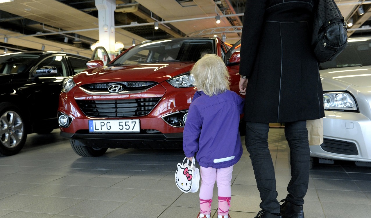 Under mars månad stod elbilarna för nära 42 procent av alla nyregistrerade personbilar. Det beror på att företagen fortsätter att köpa elbilar.Försäljningen av nyregistrerade bilar minskar kraftigt i hela landet, enligt branschorganisationen Mobility Sweden. Foto: Janerik Henriksson