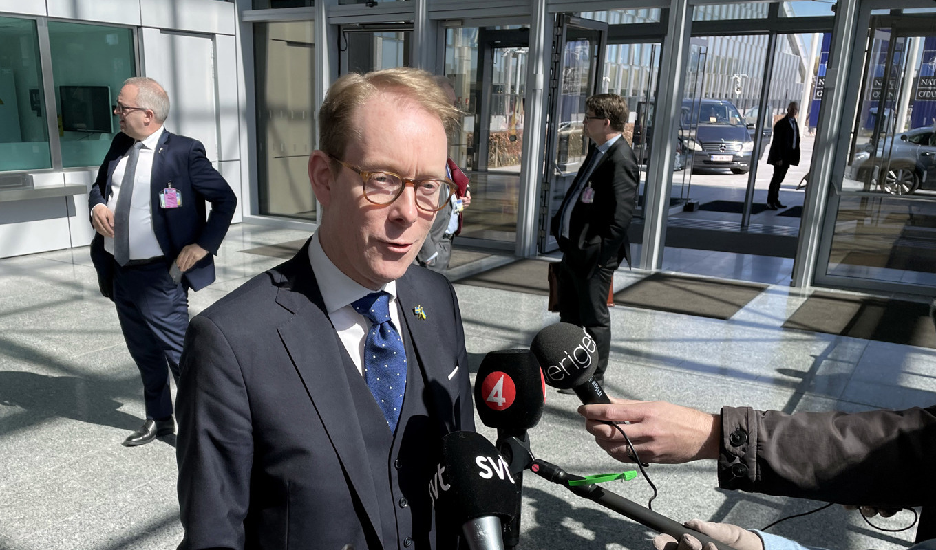 Utrikesminister Tobias Billström (M) på väg in till tisdagens Natomöte i Bryssel. Foto: Wiktor Nummelin/TT