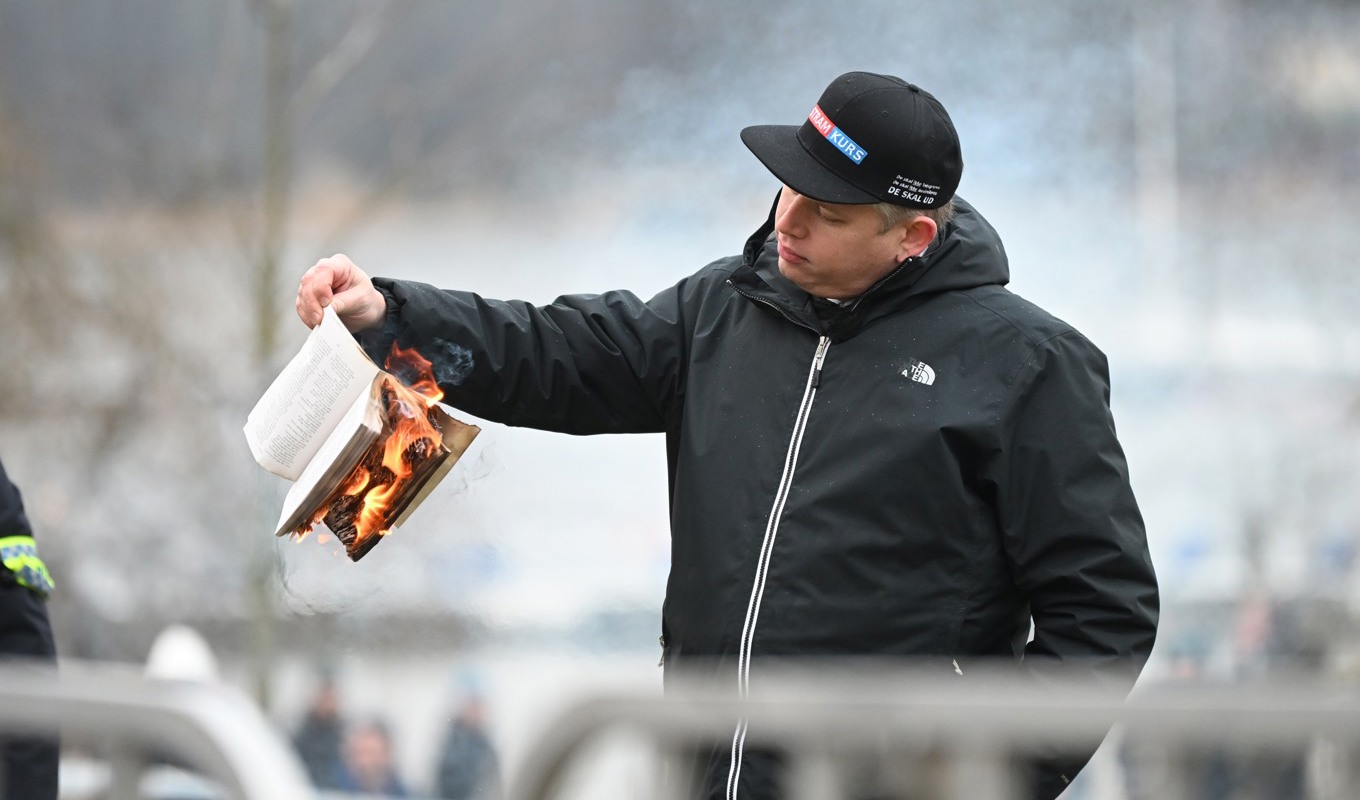 Polisen överklagar förvaltningsrättens dom om koranbränningar. På bilden den högerextreme politikern Rasmus Paludan utanför Turkiets ambassad i januari i år. Arkivbild. Foto: Fredrik Sandberg/TT