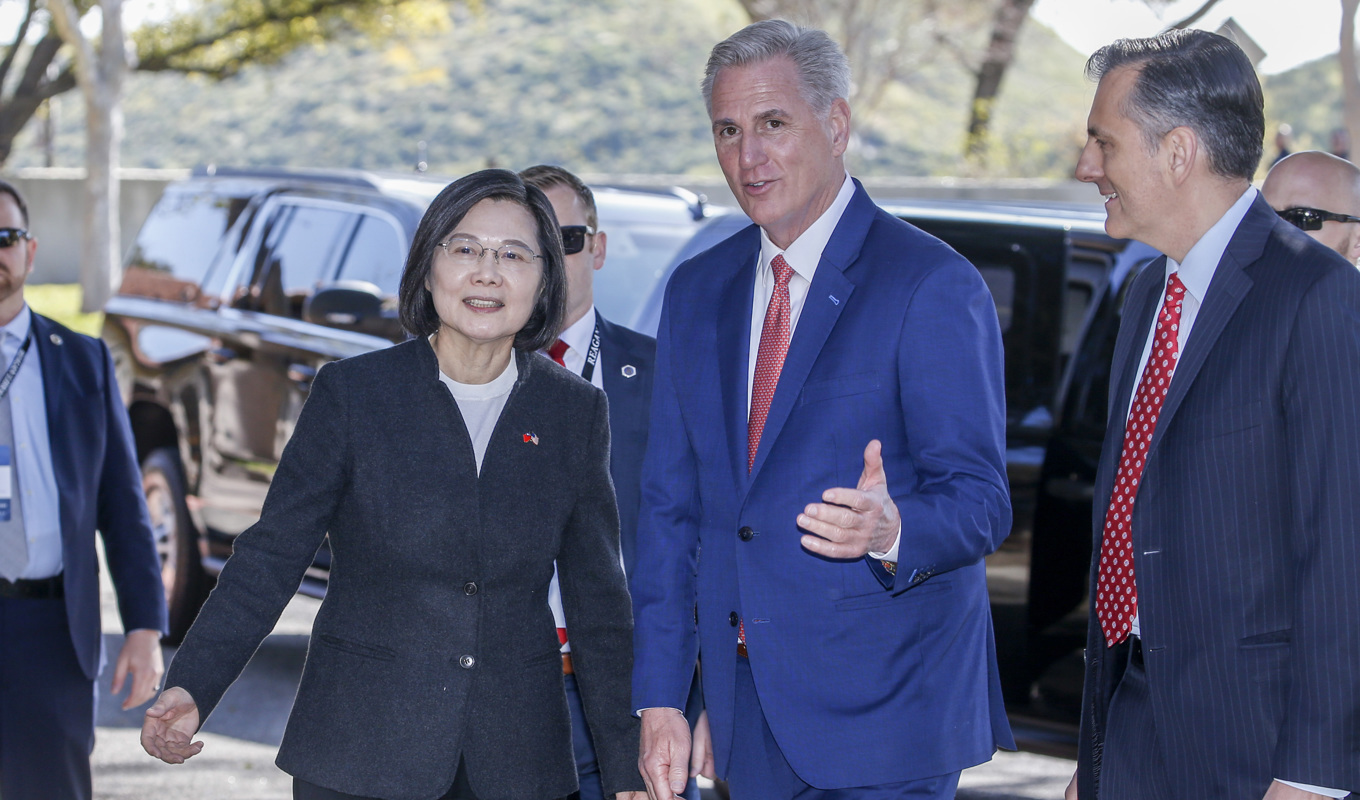 Taiwans president Tsai Ing-Wens möte med amerikanska representanthusets talman, republikanen Kevin McCarthy, på onsdagen har retat upp Kina. Foto: Ringo H.W. Chiu/AP/TT