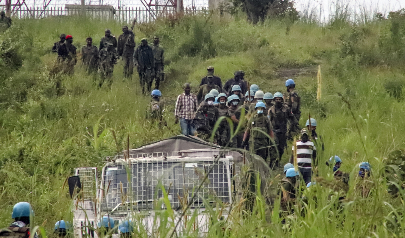 FN:s fredsstyrkor i Kongo-Kinshasa flyttar kvarlevorna efter de tre människor som dödades i en attack 2021 i det afrikanska landet. Ett av dödsoffren var Italiens dåvarande ambassadör. Arkivbild från tiden vid händelsen februari 2021. Foto: Justin Kabumba/AP/TT