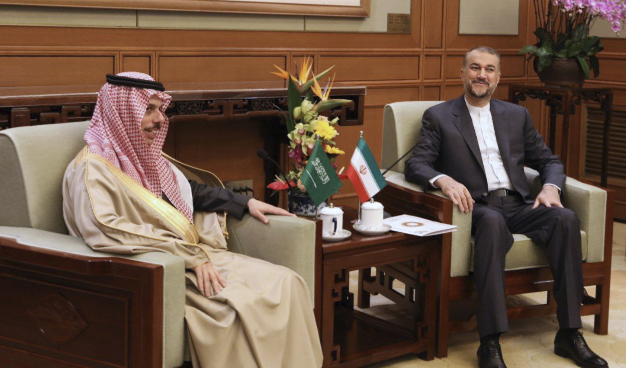 Irans utrikesminister Hossein Amirabdollahian, till höger, sin saudiske motsvarighet prins Faisal bin Farhan Al Saud i Peking i torsdags. Foto: Irans utrikesdepartement/AP/TT