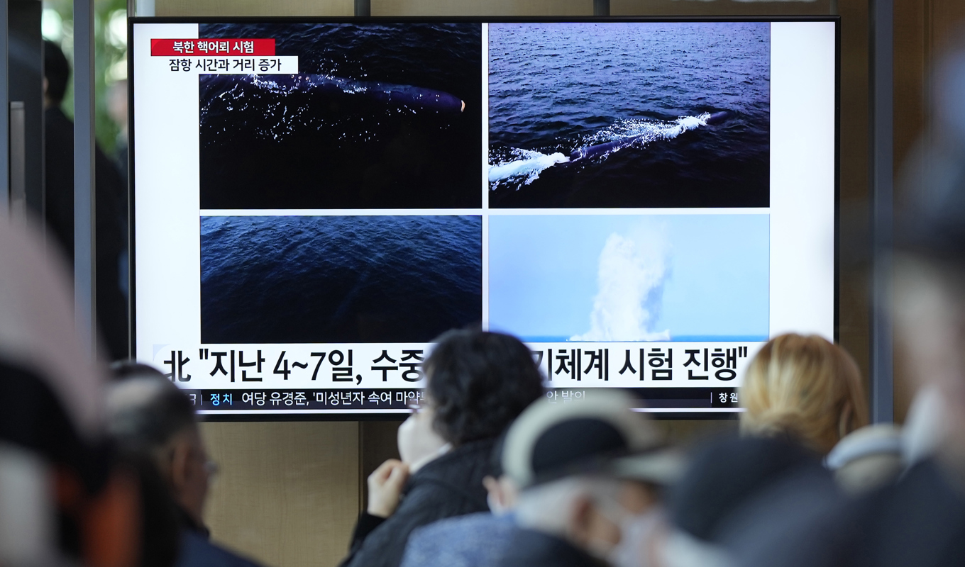 En tv-skärm på en tågstation i Seoul i Sydkorea visar på lördagen bilder av drönartestet som publicerats av Nordkoreas statliga nyhetsbyrå KCNA. Foto: Lee Jin-man/AP/TT