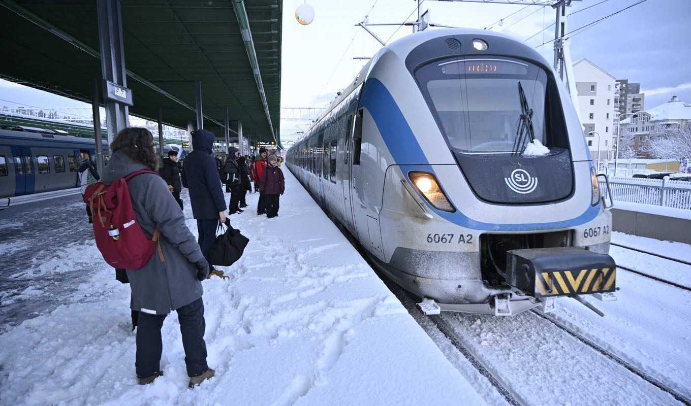 Snön och slopandet av tågvärdar pekas ut som boven i den stora mängden inställda pendeltåg i Stockholm. Arkivbild. Foto: Tim Aro/TT