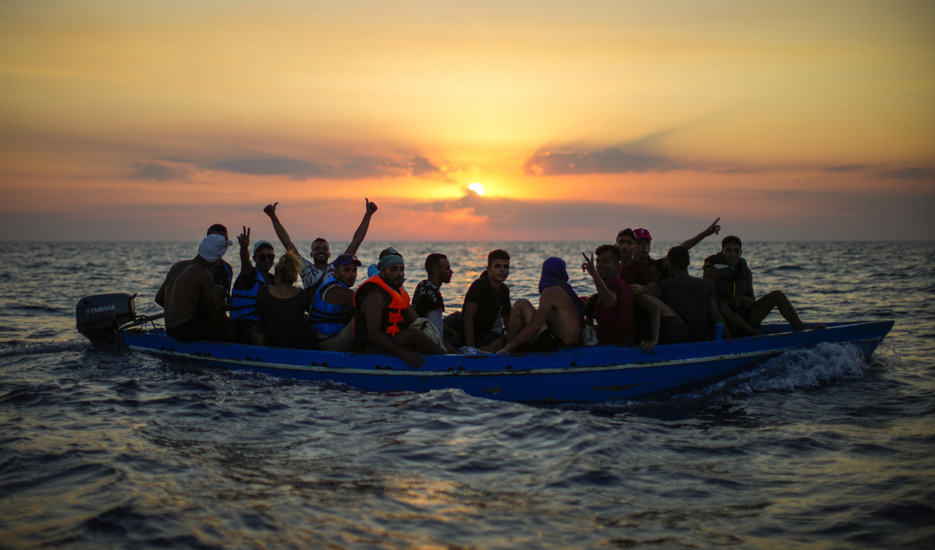 Migranter ombord på en båt på väg från Tunisien. Arkivbild. Foto: Francisco Seco/AP/TT