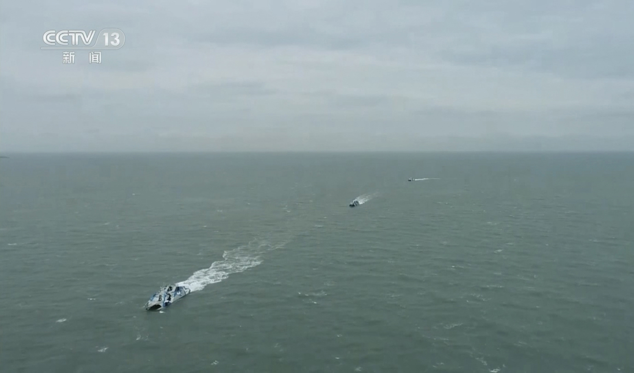 Ett kinesiskt krigsfartyg på väg in i Taiwansundet på lördagen. Kina inledde på lördagen en tre dagar lång militärövning, enligt kinesisk tv "för att träna på att omringa Taiwan". Foto: CCTV/AP/TT