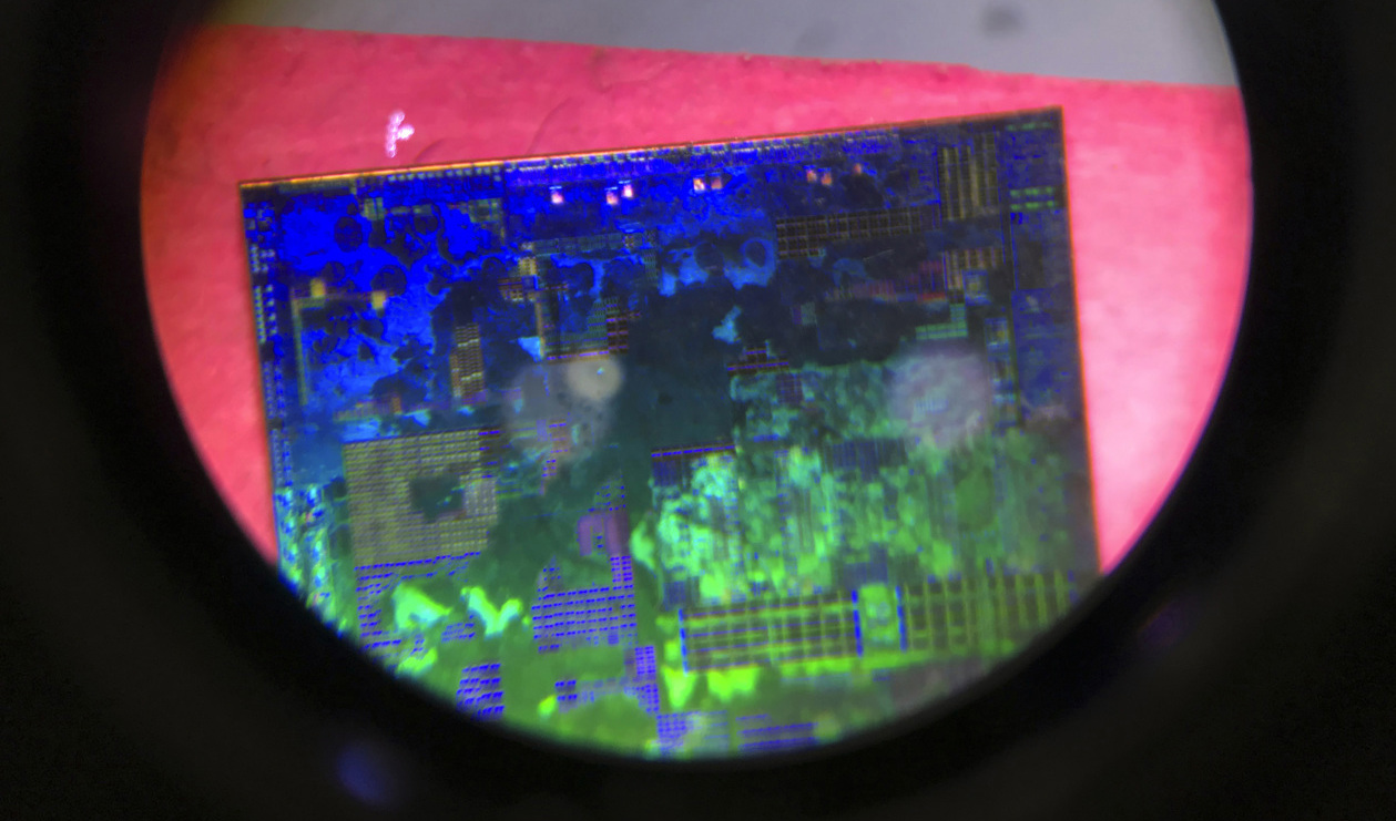 Ett kinesiskt datachip uppförstorat i ett mikroskop. Arkivbild. Foto: Ng Han Guan/AP/TT