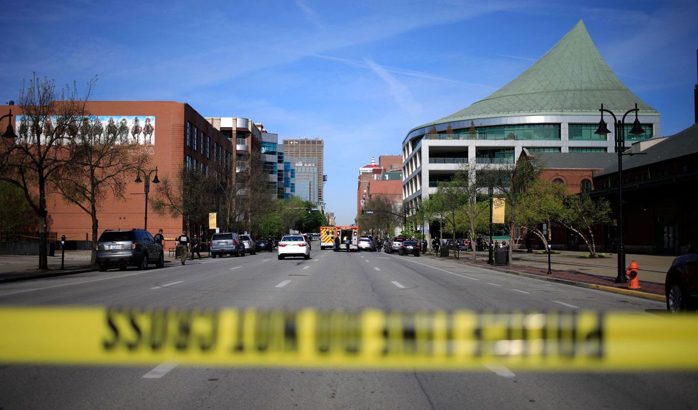 Minst fem personer dödades i ett skottdrama i Louisville i Kentucky. Foto: Luke Sharret/AFP/TT