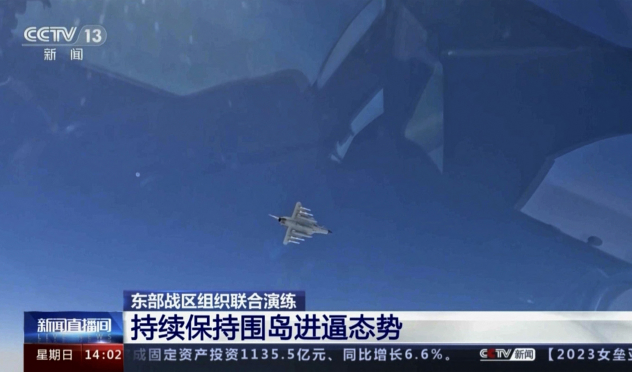 Denna skärmdump från Kinas statliga tv-kanal CCTV visar kinesiska flygplan som deltog i helgens övning. Foto: CCTV via AP/TT