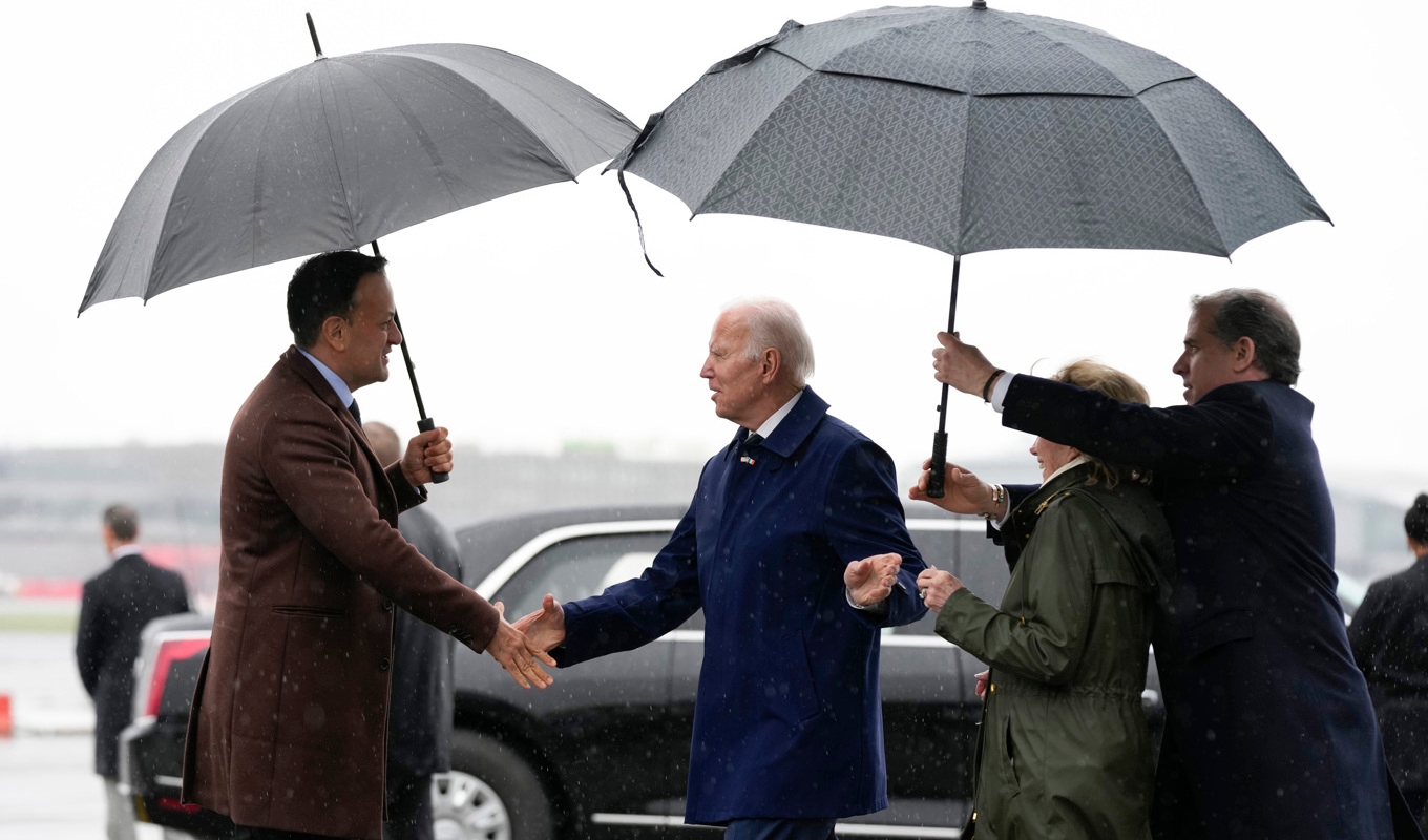USA:s president Joe Biden hälsar på Irlands premiärminister Leo Varadkar i Dublin på onsdagseftermiddagen. Foto: Patrick Semansky/AP/TT