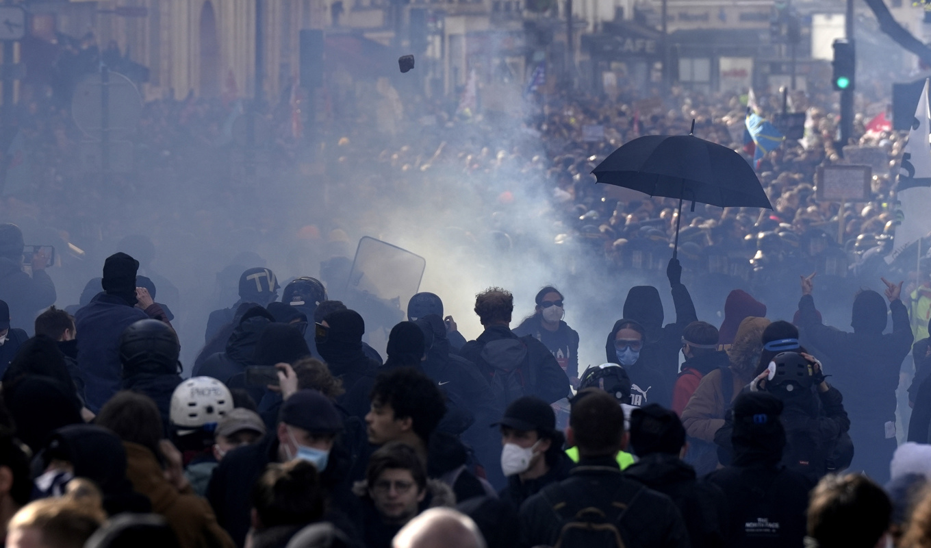 Demonstranter och polis drabbar samman i Paris. Foto: Lewis Joly/AP/TT