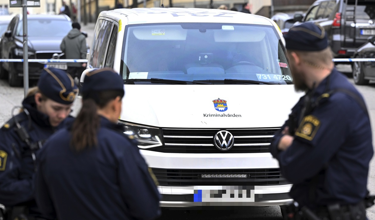 En person fritogs från Kriminalvården på väg till ett tandläkarbesök i Södertälje. Foto: Henrik Montgomery/TT