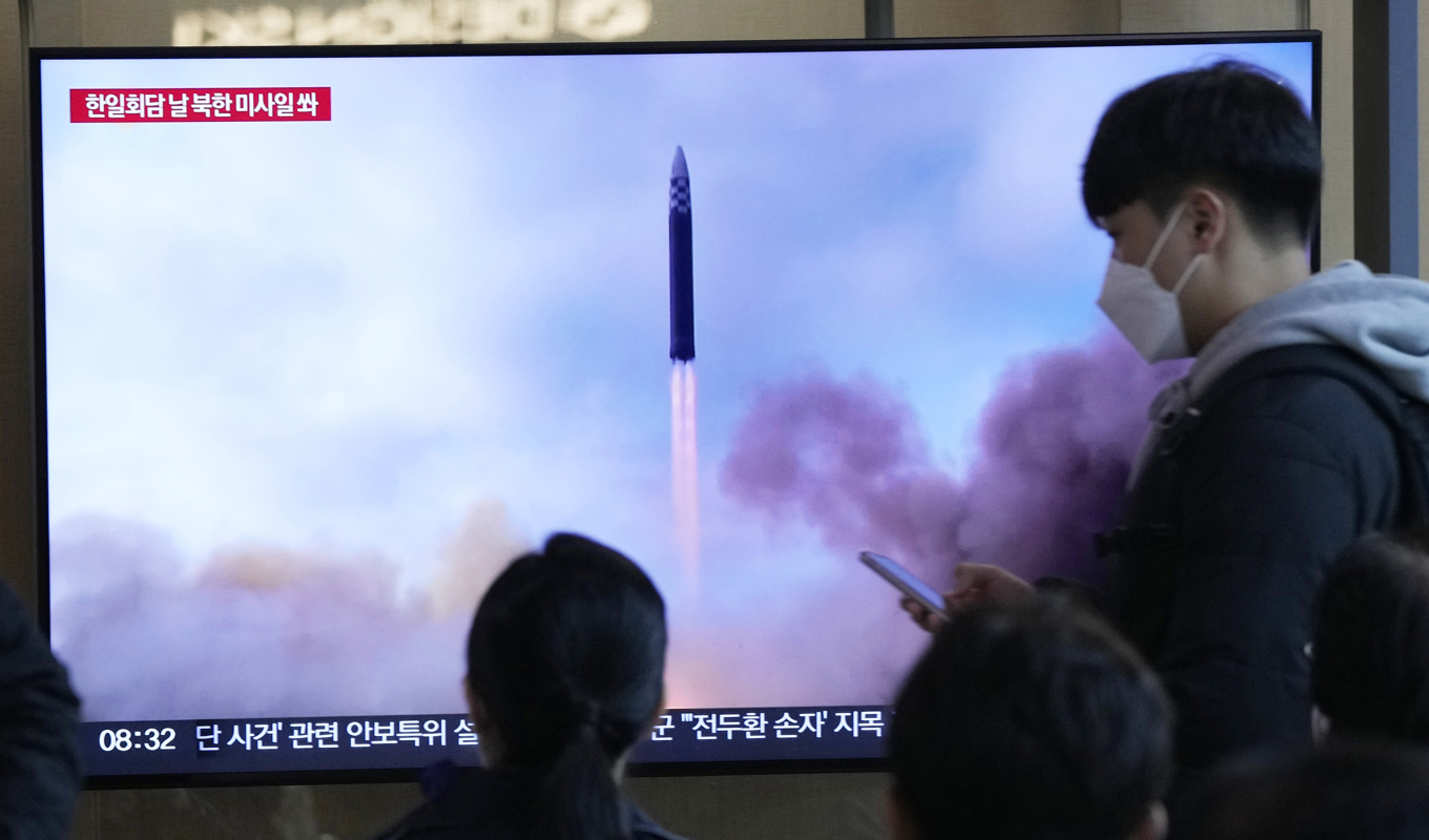 En tv-skärm i Seoul i Sydkorea visar en nordkoreanskt robottest tidigare i mars. Foto: Ahn Young-Joon/AP/TT