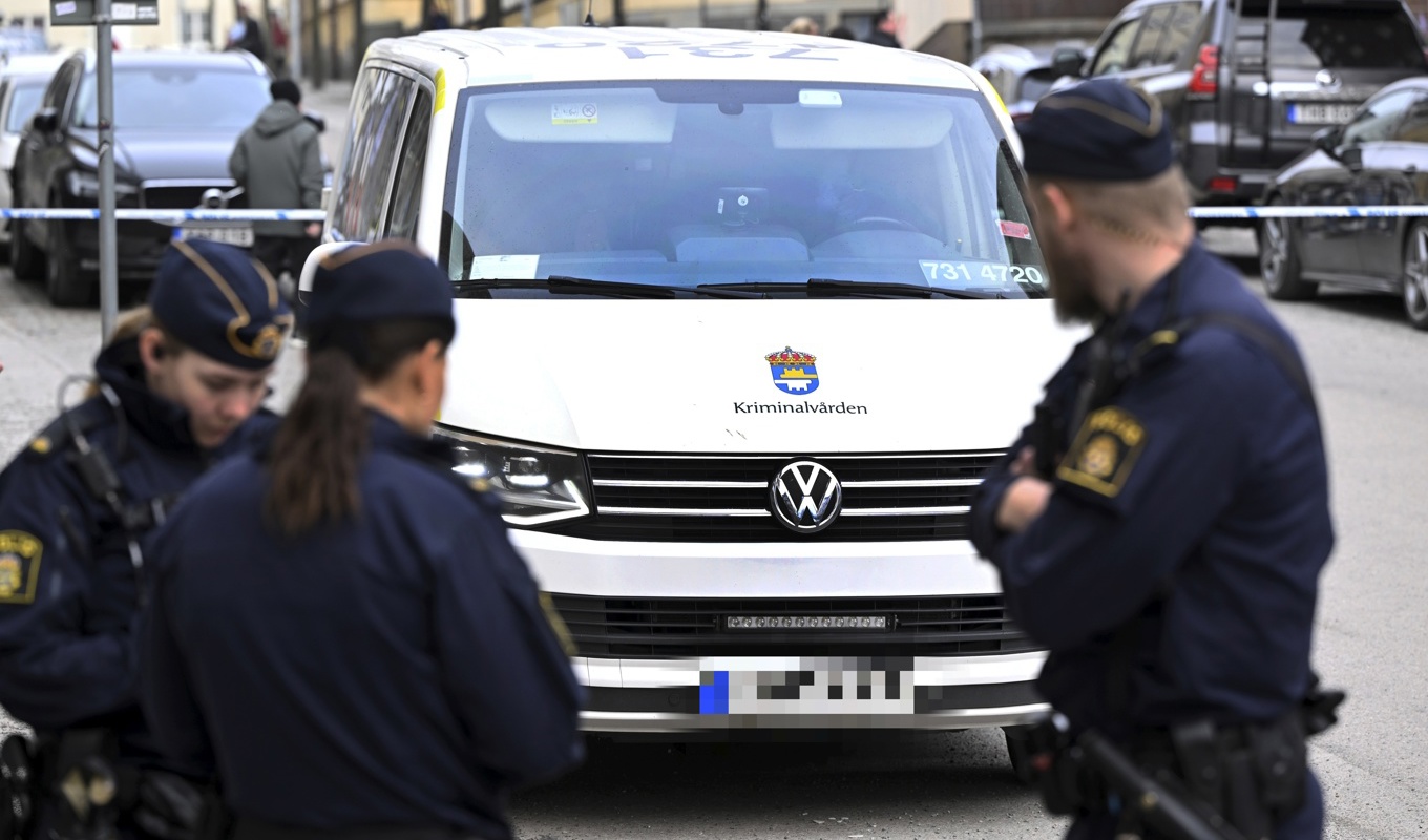 En morddömd tonåring fritogs av maskerade gärningspersoner i Södertälje på torsdagen. På bilden Kriminalvårdens bil som pojken hade transporterats i. Foto: Henrik Montgomery/TT