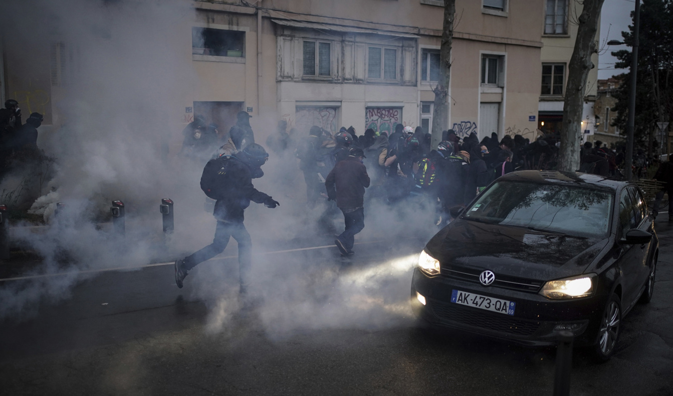 Protesterna i Frankrike fortsatte på fredagen, här i Lyon. Foto: Laurent Cipriani/AP/TT
