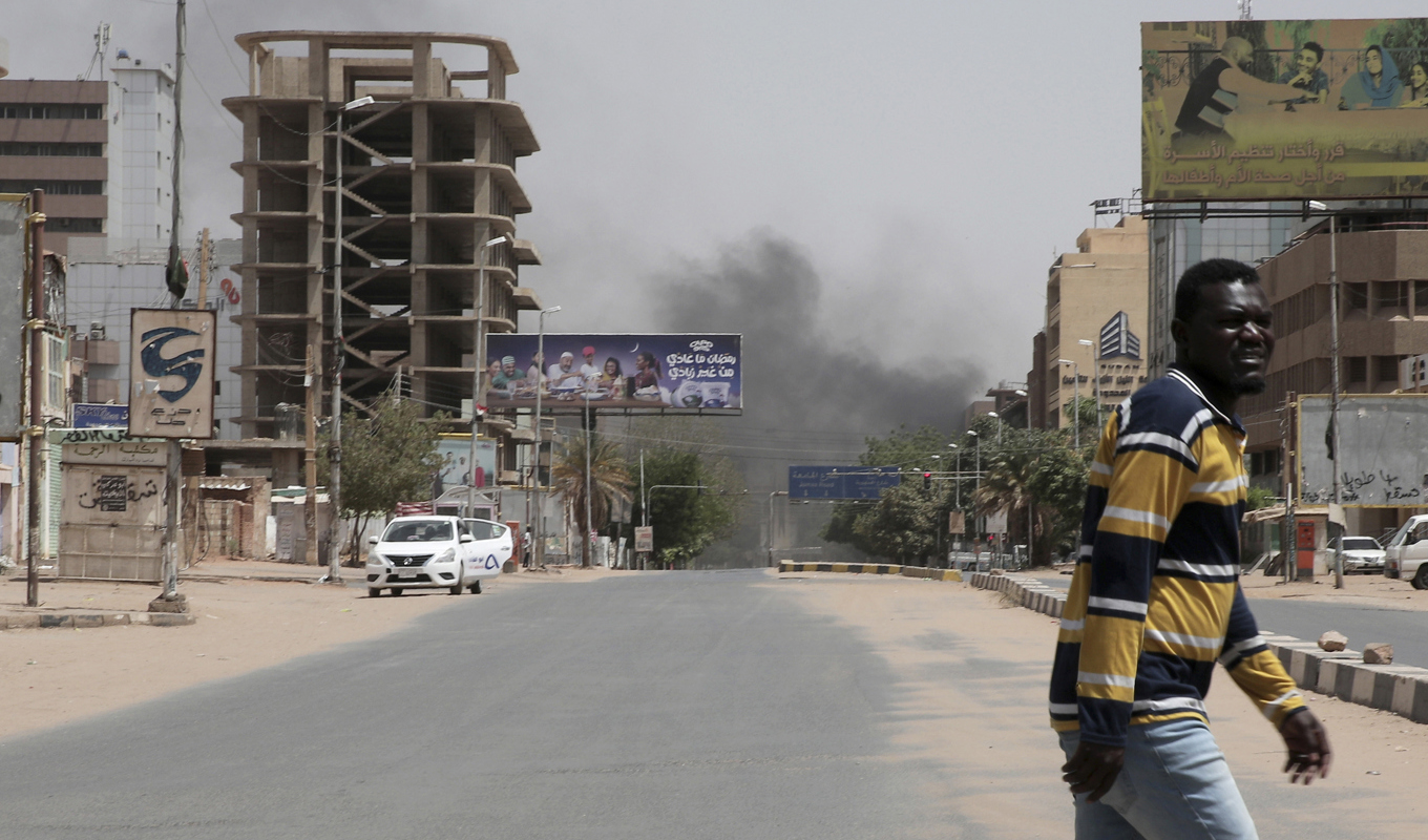 Rök stiger över Sudans huvudstad Khartum där strider brutit ut. Foto: Marwan Ali/AP/TT