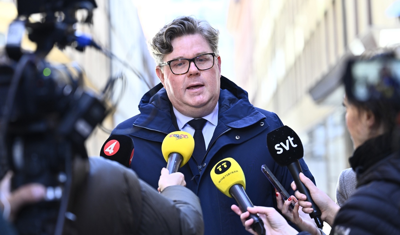 Justitieminister Gunnar Strömmer möter medier efter att ha träffat Kriminalvårdens generaldirektör efter den senaste tidens fritagningar. Foto: Claudio Bresciani/TT