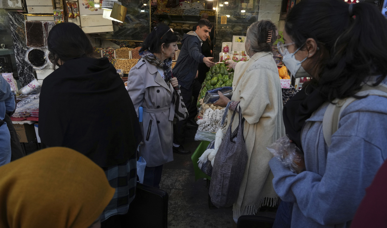 Fler och fler iranska kvinnor har slutat att bära den slöja över håret. Här ses kvinnor utan hijab i höstas i Irans huvudstad Teheran. Arkivbild. Foto: Vahid Salemi/AP/TT