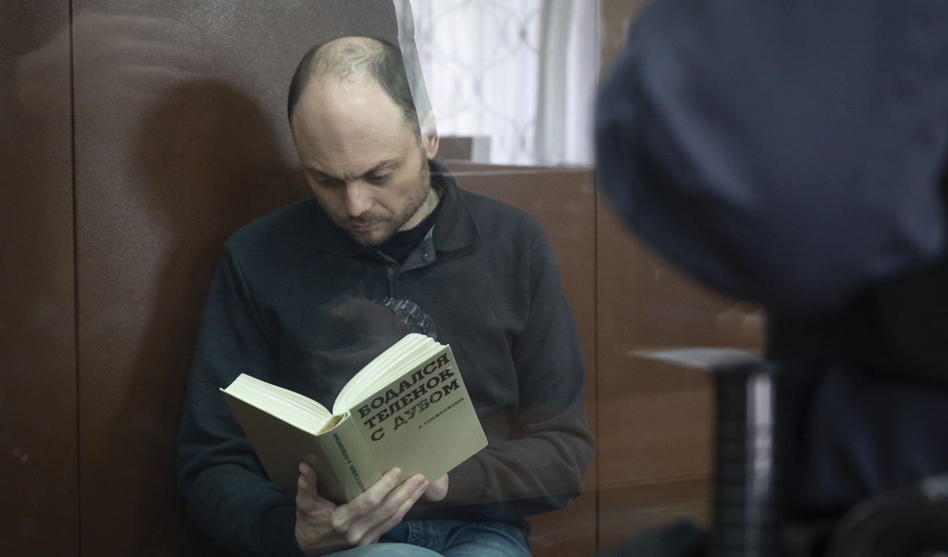 Straffskärpningarna kommer en dag efter att den ryske oppositionspolitikern Vladimir Kara-Murza dömdes till 25 år i en straffkoloni. Arkivbild. Foto: Dmitry Serebryakov/AP/TT