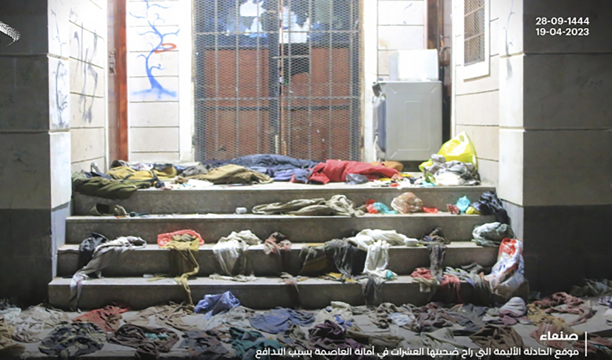 Kläder på marken efter det att panik utbröt i en folksamling. Foto: Huthirebellerna/AP/TT