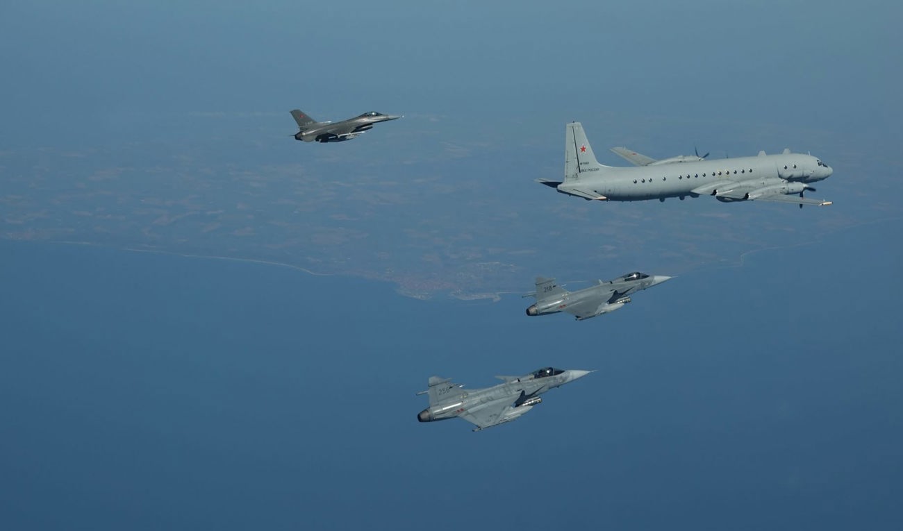 Två svenska Jas 39 Gripen och två danska F-16 Fighting Falcon följde ett ryskt militärt flygplan av typen IL-20 Coot-A i luftrummet över Östersjön. Foto: Flygvapnet