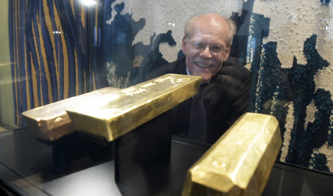 Riksbanken och dess tidigare chef Stefan Ingves visade för första gången upp guldtackor från guldreserven med anledning av sitt 350-årsjubileum 2018. Foto: Janerik Henriksson/TT