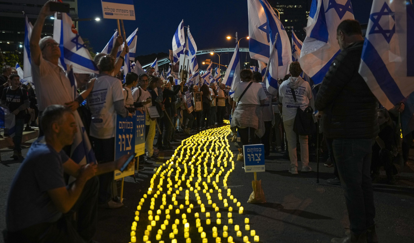 Nya protester hålls i Tel Aviv mot premiärminister Netanyahus planer om att lagändra högsta domstolens mandat. Foto: Tsafrir Abayov/AP/TT