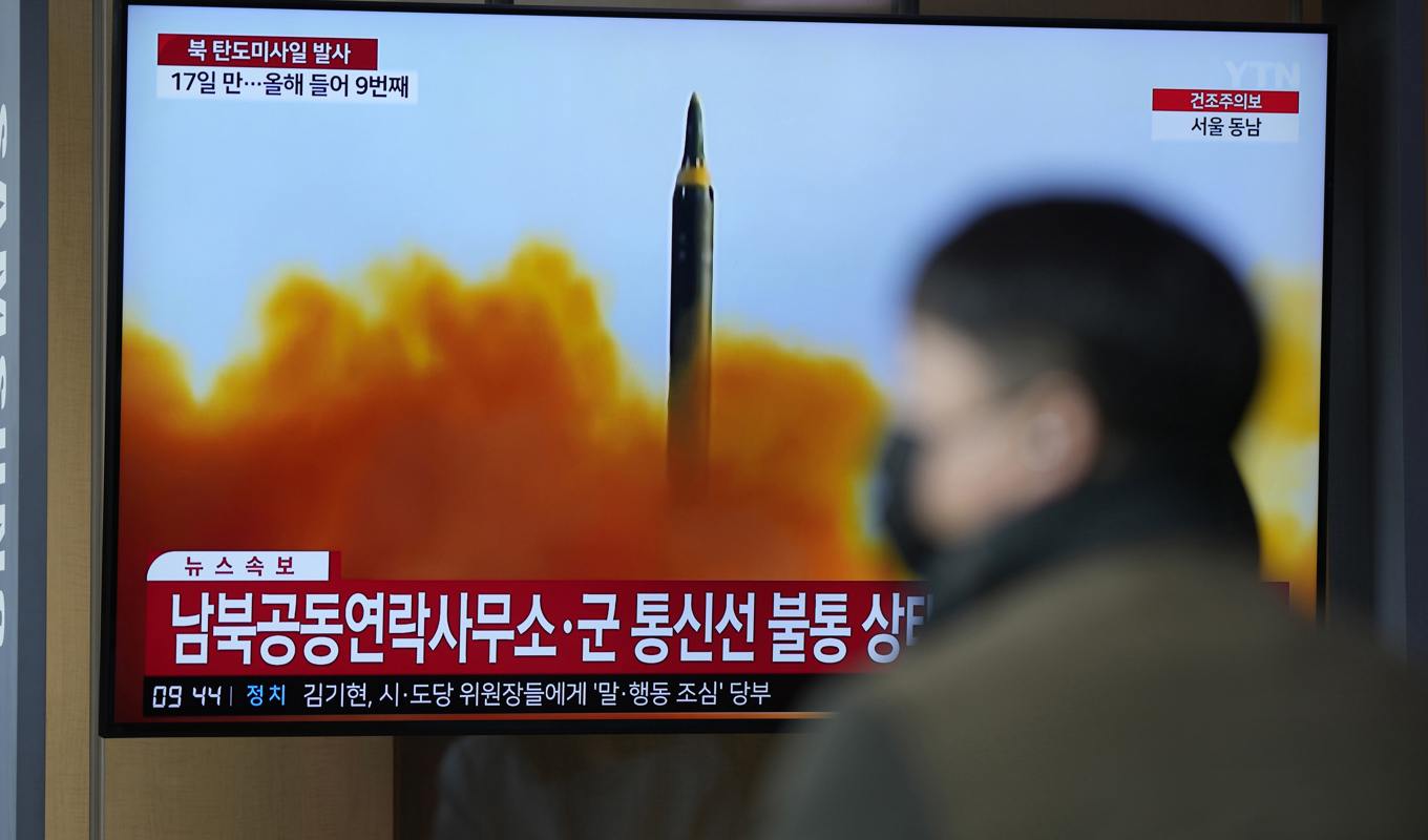 En tv-skärm i Sydkorea visar en bild på ett robottest som Nordkorea ska ha genomfört i mitten av april. Arkivbild. Foto: Lee Jin-man/AP/TT