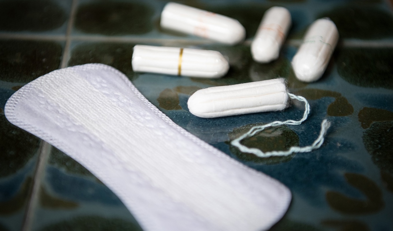 Mensskydd som bindor och tamponger blir en utgift som många fattiga familjer har svårt att klara. Foto: Jessica Gow/TT