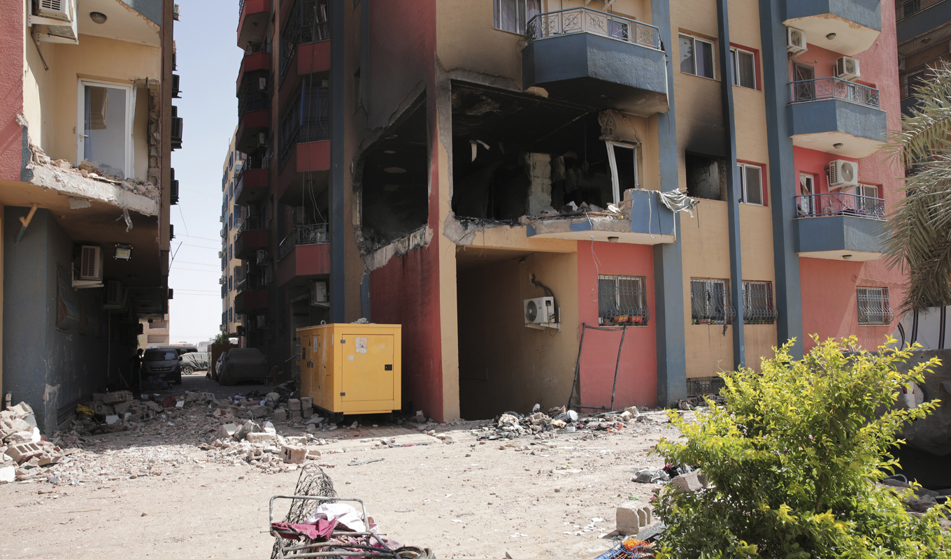 Bostadshus skadade i striderna i Sudans huvudstad Khartum. Bilden är från i torsdags. Foto: Marwan Ali/AP/TT