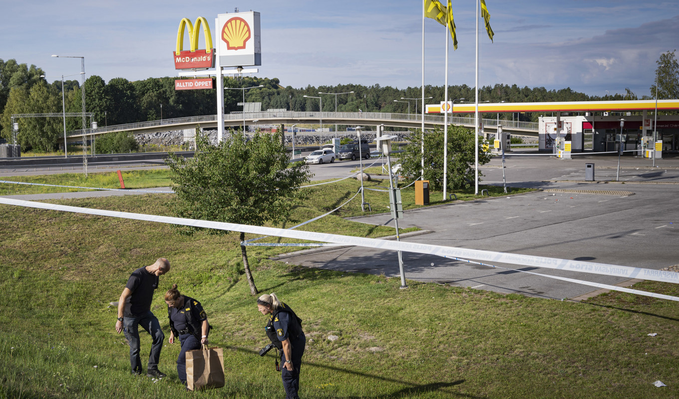 Polisavspärrningar morgonen efter mordet på tolvåriga Adriana utanför McDonalds i Norsborg söder om Stockholm, den 2 augusti 2020. Foto: Naina Helén Jåma/TT