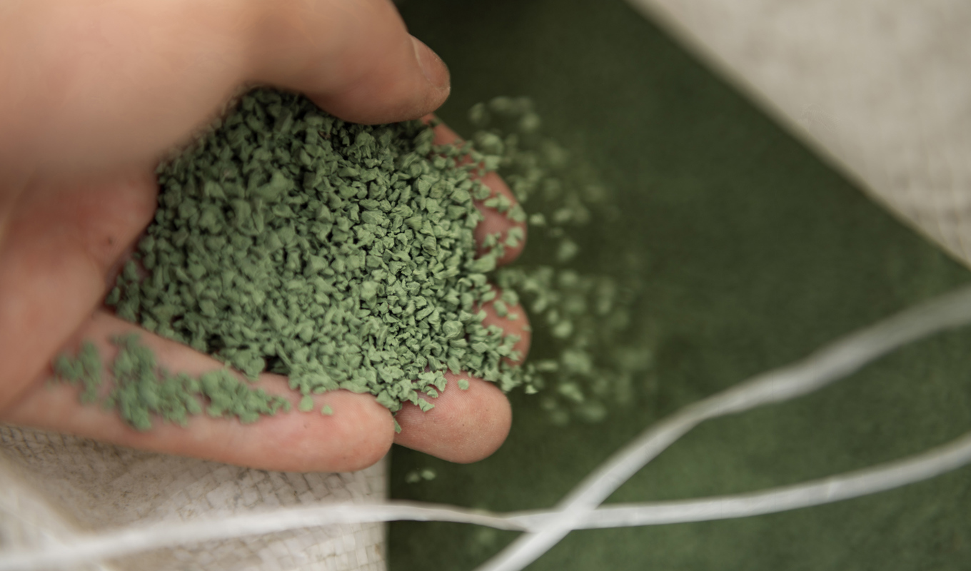 Gummigranulat av mikroplast används till konstgräsplaner och lagras i stora säckar. Det kan nu komma att bli förbjudet efter beslut i en EU-kommitté med representanter från alla EU-länder. Arkivbild. Foto: Naina Helén Jåma/TT