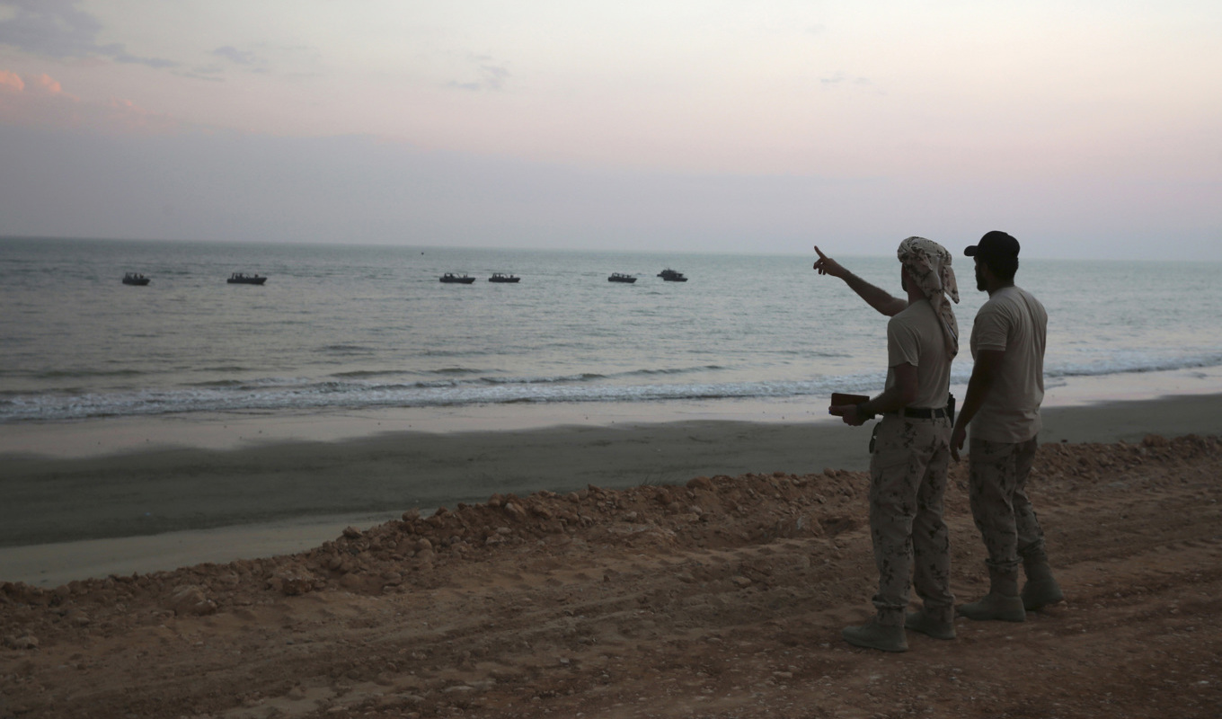 Två soldater tittar ut över Adenviken, där ett fartyg beskjutits. Arkivbild. Foto: Jon Gambrell/AP/TT