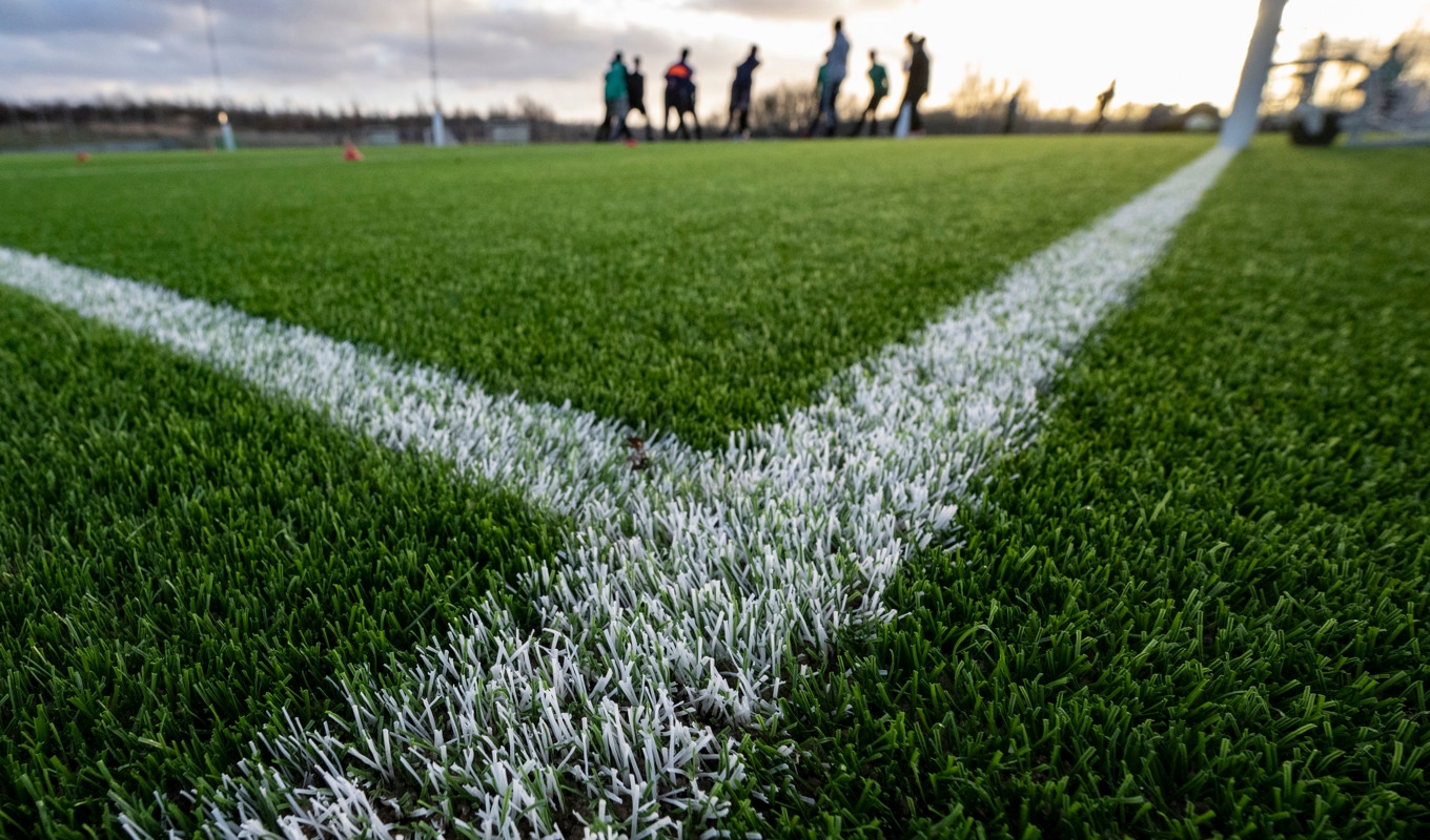 Konstgräsplan med sand istället för gummigranulat, som här på Hyllie IP i Malmö, är ett alternativ till gummigranulat. Arkivbild. Foto: Johan Nilsson/TT