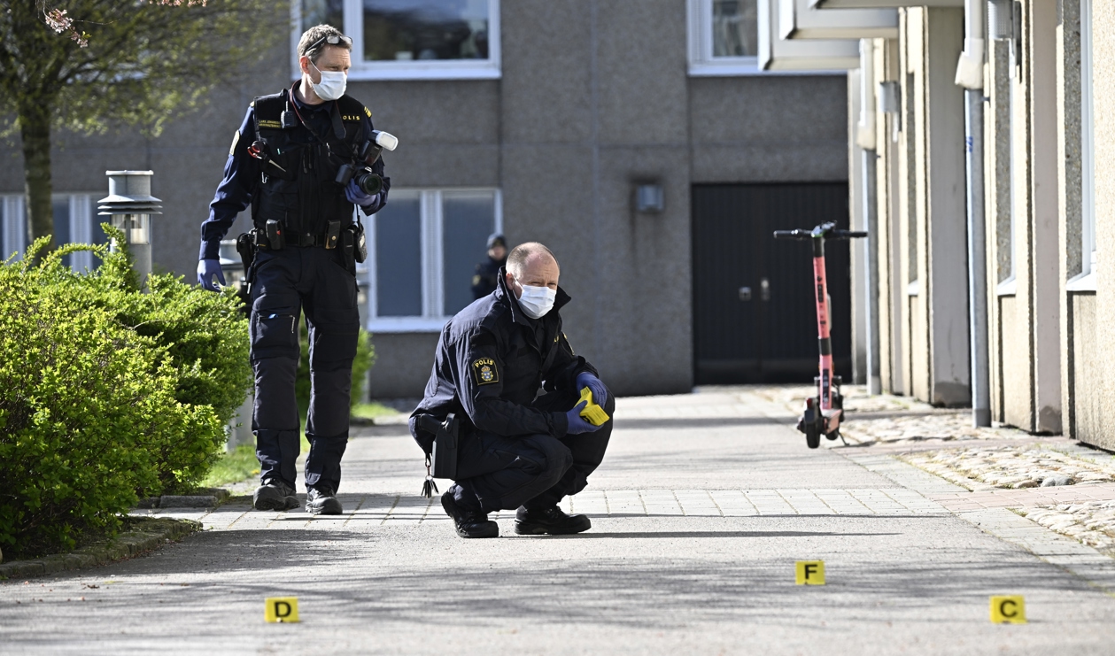 Polisens kriminaltekniker var på söndagen på plats i Helsingborg efter att flera lägenheter beskjutits. Foto: Johan Nilsson/TT