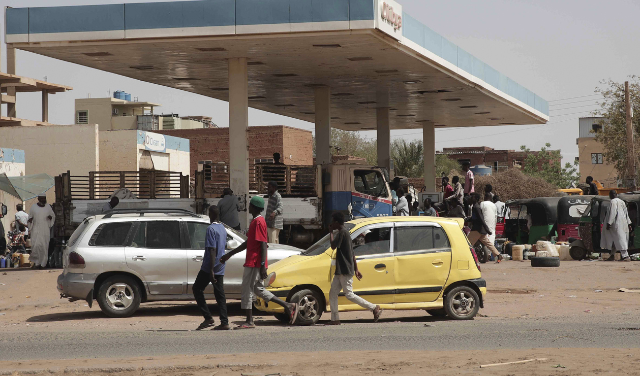 Människor samlas vid en bensinstation i huvudstaden Khartum. Foto: Marwan Ali/AP/TT